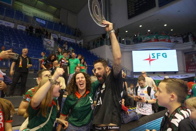21 05 2026, xtgx, Handball, Daikin HBL, SC Magdeburg SG Flensburg Handewitt v l Bennet Wiegert Magdeburg, coach with fans award ceremony, honor, trophy, championship cup, cup, jubilation, German champion, championship jubilation over title win, championship, German champion, jubilant, celebration Magdeburg