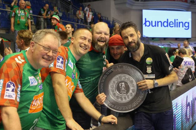 21 05 2026, xtgx, Handball, Daikin HBL, SC Magdeburg SG Flensburg Handewitt v l Bennet Wiegert Magdeburg, coach with fans award ceremony, honor, trophy, championship cup, cup, jubilation, German champion, championship jubilation over title win, championship, German champion, jubilant, celebration Magdeburg