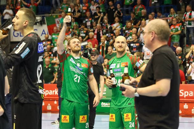 21 05 2026, xgox, Handball Daikin HBL SC Magdeburg SG Flensburg Handewitt emspor, v l Albin Lagergren Magdeburg, 21 , Christian O Sullivan Magdeburg, 24 , Celebrating the victory, cheering at the end of the game, celebrating the German championship, Magdeburg