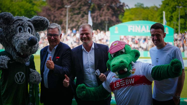 Soccer, A Juniors, Season 2025 2026, DFB Cup, Final, VfB Stuttgart U19 vs VfL Wolfsburg U19, Friday 22 05 2026, Karl Liebknecht Stadion Potsdam, In the picture Good mood before the game v L VfL mascot Wolfi , Dietmar Allgaier President VfB , Fabian Wohlgemuth VfB , VfB mascot Fritzel and Christian Gentner r VfB Brandenburg Germany