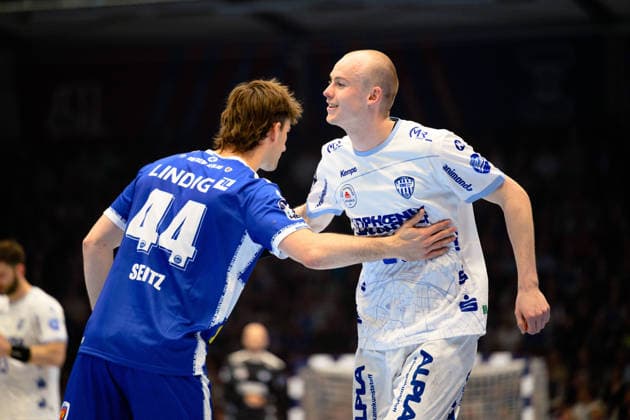 Stephan Seitz ThSV Eisenach, 44 and Leve Carstensen TBV Lemgo Lippe, 21 high-five each other before the game GER, ThSV Eisenach vs TBV Lemgo Lippe, 1 Daikin Handballbundesliga, Handball, Matchday 32, Season 2025 2026, 22 05 2026 GER, ThSV Eisenach vs TBV Lemgo Lippe, 1 Daikin Handballbundesliga, Handball, Matchday 32, Season 2025 2026, 22 05 2026 Eisenach Copyright: xEibner-Pressefoto MartinxHerbstx EP_MHT