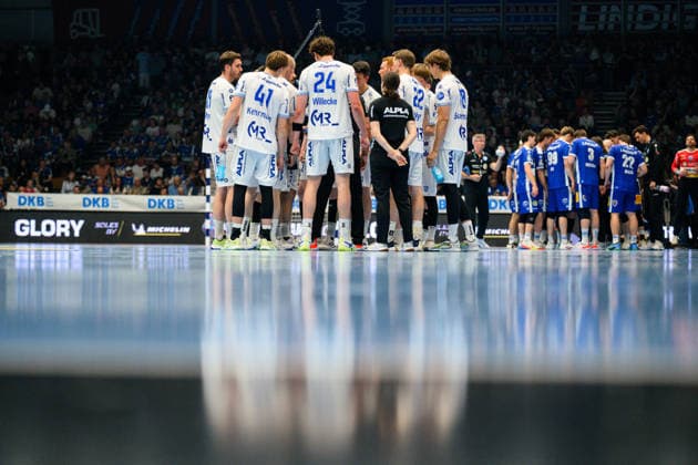 Time out Len Farell Kehrmann TBV Lemgo Lippe, 41 , Joel Willecke TBV Lemgo Lippe, 24 , Adam Nyfjaell TBV Lemgo Lippe, 22 , Frederik Simak TBV Lemgo Lippe, 08 , Hendrik Wagner TBV Lemgo Lippe, 28 , Tim Suton TBV Lemgo Lippe, 23 , Tillman Leu ThSV Eisenach, 99 , Oskar Joelsson ThSV Eisenach, 03 , Felix Aellen ThSV Eisenach, 22 GER, ThSV Eisenach vs TBV Lemgo Lippe, 1 Daikin Handballbundesliga, Handball, Matchday 32, Season 2025 2026, 22 05 2026 GER, ThSV Eisenach vs TBV Lemgo Lippe, 1 Daikin Handballbundesliga, Handball, Matchday 32, Season 2025 2026, 22 05 2026 Eisenach Copyright: xEibner-Pressefoto MartinxHerbstx EP_MHT