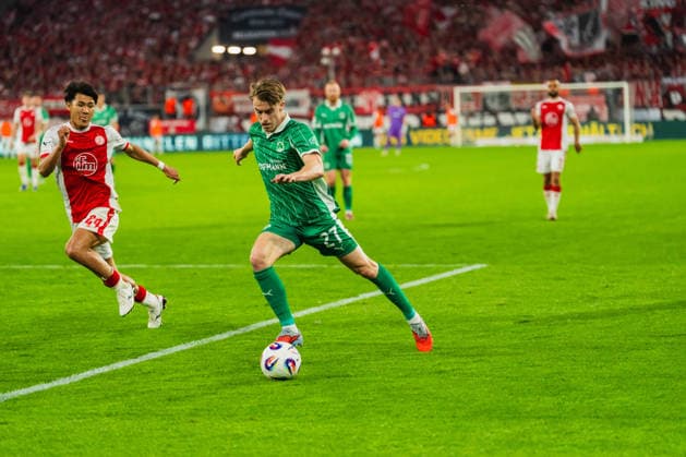 Kaito Mizuta Rot Weiss Essen, 24 in duel with the flanking Luca Itter SpVgg Greuther Fuerth, 27 Rot Weiss Essen vs SpVgg Greuther Fuerth, Football, 2 Bundesliga Relegation 2025 26, Relegation first leg, Season 2025 26, 22 05 2026, DFL REGULATES PROHIBIT ANY USE OF PHOTOGRAPHS AS IMAGE SEQUENCES AND OR QUASI VIDEO, Rot Weiss Essen vs FC Ingolstadt 04, Football, 2 Bundesliga Relegation 2025 26, Relegation first leg, Season 2025 26, 22 05 2026 Essen Copyright: xEibner-Pressefoto LukasxBaldygax EP_LBA