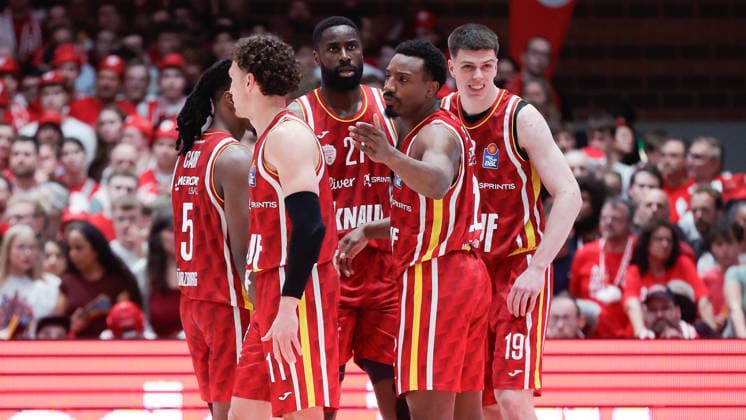In the picture from left Marcus Carr Wuerzburg Baskets, 5 , Brae Ivey Wuerzburg Baskets, 11 , Eddy Edigin Wuerzburg Baskets, 27 , Johnathan Stove Wuerzburg Baskets, 22 and Christian Skladanowski Wuerzburg Baskets, 19 discuss 22 05 2026, Basketball, Fitness First Wuerzburg Baskets vs Telekom Baskets Bonn, easyCredit BBL Playoffs, 3 Quarterfinals, Germany, 97072, tectake Arena Wuerzburg, Copyright: HMBxMedia xJulienxBecker