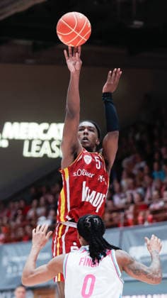 In the picture Marcus Carr Wuerzburg Baskets, 5 with the three-pointer against Jalen Finch Telekom Baskets Bonn, 0 22 05 2026, Basketball, Fitness First Wuerzburg Baskets vs Telekom Baskets Bonn, easyCredit BBL Playoffs, 3 Quarterfinals, Germany, 97072, tectake Arena Wuerzburg, Copyright: HMBxMedia xJulienxBecker