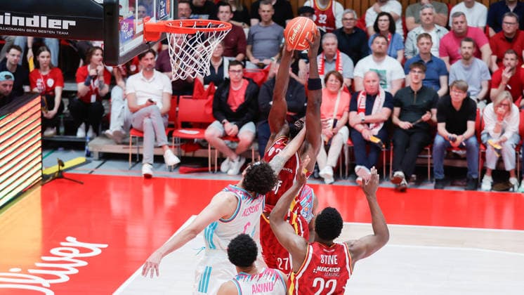 In the picture from left Michael Kessens Telekom Baskets Bonn, 6 against the offensive rebound of Eddy Edigin Wuerzburg Baskets, 27 22 05 2026, Basketball, Fitness First Wuerzburg Baskets vs Telekom Baskets Bonn, easyCredit BBL Playoffs, 3 Quarterfinals, Germany, 97072, tectake Arena Wuerzburg, Copyright: HMBxMedia xJulienxBecker