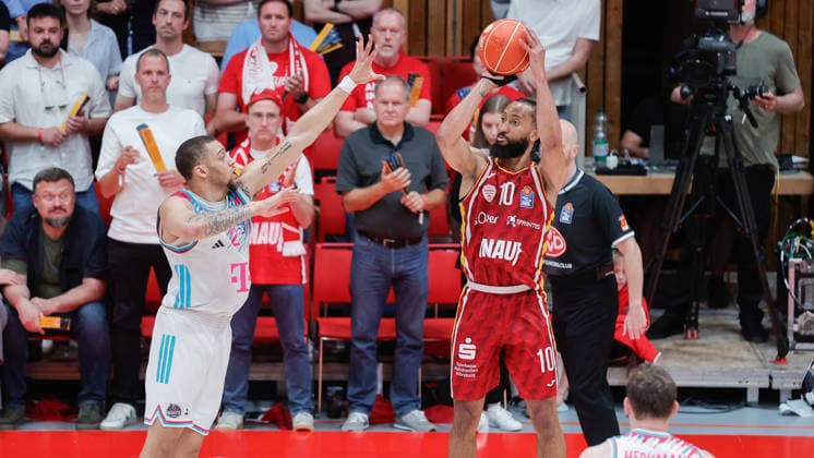 In the picture from left Alijah Comithier Telekom Baskets Bonn, 2 against the three-pointer of Davion Mintz Wuerzburg Baskets, 10 22 05 2026, Basketball, Fitness First Wuerzburg Baskets vs Telekom Baskets Bonn, easyCredit BBL Playoffs, 3 Quarterfinals, Germany, 97072, tectake Arena Wuerzburg, Copyright: HMBxMedia xJulienxBecker