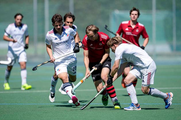 from left Benedikt Geyer MHC, 20 , Arne Selbach Frankfurt, 10 , Linus Müller MHC, 5 , duel, duel, tackle, tackling, dynamics, action, action, 23 05 2026, Mannheim Germany , Hockey, Bundesliga, Play down, Men, Mannheimer HC SC Frankfurt 1880 xozx