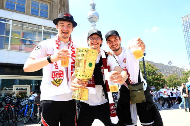 DEU, DFB Pokalfinale, Fansder beiden Mannschaften, 23 05 2026, Berlin, Berlin, DEU, DFB Pokalfinale, Fansder beiden Mannschaften, im Bild Pokalfinale, Stuttgarter Fans, auf dem Alexander Platz DFL regulations prohibit any use of Photographs as image sequences and or quasi video nordphotoxGmbHx xEngler nph00076
