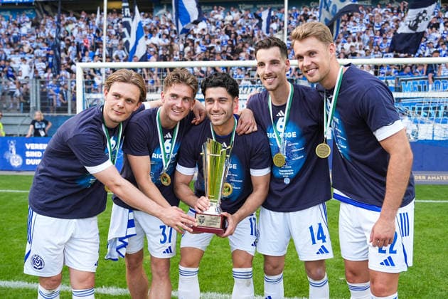 23 05 2026, xydrx, men, soccer, amateur final day, Niederrheinpokal final, SC St Tönis 11 20 MSV Duisburg, season 2025 2026, Schauinsland Reisen Arena Jakob Bookjans MSV Duisburg, 7 Patrick Sussek MSV Duisburg, 37 Mert Goeckan MSV Duisburg, 17 Conor Noß MSV Duisburg, 14 Thilo Toepken MSV Duisburg, 22 are happy about the victory in the cup final Copyright: HMBxMedia YannisxDreimann