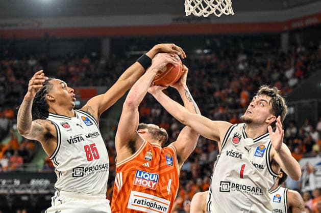 GER, BBL, Playoffs, ratiopharm Ulm vs BMA365 Bamberg Baskets 23 05 2026, ratiopharm arena, Neu Ulm, GER, BBL, Playoffs, ratiopharm Ulm vs BMA365 Bamberg Baskets, pictured Austin Matthew Crowle Bamberg, 85 , Christopher Ledlum Ulm, 4 , Zachary Ensminger Bamberg, 1 nordphotoxGmbHx xHafner nph00200