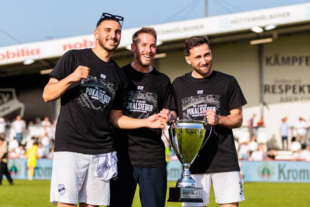L R Oualid Mhamdi SC Verl, 20 , Tobias Strobl SC Verl, Head Coach , Berkan Taz SC Verl, 10 cheering after the victory in the final of the Krombacher Westfalenpokal GER, SC Verl vs SF Lotte, Football, Westfalenpokal, Final, Season 2025 2026, 23 05 2026 DFL Regulations prohibit any use of photographers as image sequences and or quasi video GER, SC Verl vs SF Lotte, Football, Westfalenpokal, Final, Season 2025 2026, 23 05 2026 Verl Copyright: xEibner-Pressefoto JanxRollingerx EP_JSK