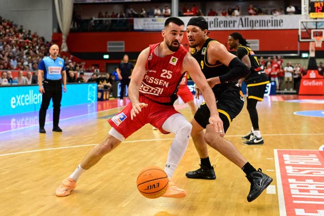 Viktor Kovacevic, Tylan Pope 2 Bundesliga Pro A, play off, semi-final 2 game, 46ers, basketball, basketball season 2025 2026, BBL, Germany, Gießen 46ers Bozic Estriche Knights Kirchheim, Gießen in red, men, Kirchheim black