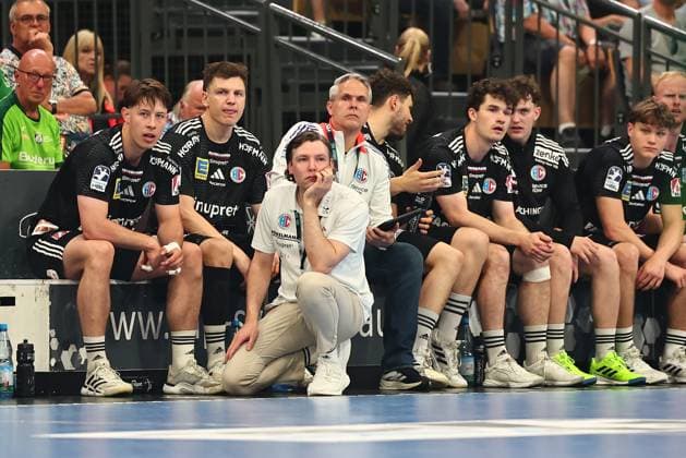 Johannes Sellin HC Erlangen, Head coach kneels in front of the bench GER, HSG Wetzlar vs HC Erlangen, Handball, 1 Bundesliga, Matchday 32, Season 2025 2026, 23 05 2026 GER, HSG Wetzlar vs HC Erlangen, Handball, 1 Bundesliga, Matchday 32, Season 2025 2026, 23 05 2026 Wetzlar Copyright: xEibner-Pressefoto RenexWeissx EP_RWS
