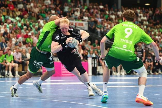 Sebastian Firnhaber HC Erlangen, 18 in duel with David Cyrill Akakpo HSG Wetzlar, 20 GER, HSG Wetzlar vs HC Erlangen, Handball, 1 Bundesliga, Matchday 32, Season 2025 2026, 23 05 2026 GER, HSG Wetzlar vs HC Erlangen, Handball, 1 Bundesliga, Matchday 32, Season 2025 2026, 23 05 2026 Wetzlar Copyright: xEibner-Pressefoto RenexWeissx EP_RWS