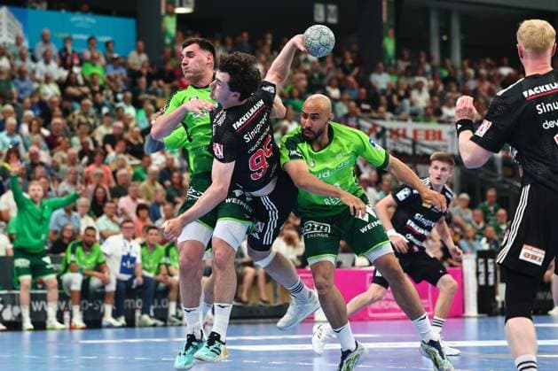 Goal shot by Lucca Bialowas HC Erlangen, 95 in a duel with Josip Simic HSG Wetzlar, 10, left and David Cyrill Akakpo HSG Wetzlar, 20 GER, HSG Wetzlar vs HC Erlangen, Handball, 1 Bundesliga, Matchday 32, Season 2025 2026, 23 05 2026 GER, HSG Wetzlar vs HC Erlangen, Handball, 1 Bundesliga, Matchday 32, Season 2025 2026, 23 05 2026 Wetzlar Copyright: xEibner-Pressefoto RenexWeissx EP_RWS