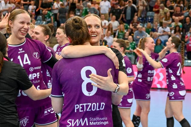 Miriam Hirsch TuS Metzingen, coach and Ida Petzold TuS Metzingen, 08 celebrate the victory in Oldenburg VfL Oldenburg vs TuS Metzingen, ALSCO Handball Bundesliga Women, Playoffs, Matchday 6, Season 2025 2026, 23 05 2026, VfL Oldenburg vs TuS Metzingen, ALSCO Handball Bundesliga Women, Playoffs, Matchday 6, Season 2025 2026, 23 05 2026 Oldenburg Copyright: xEibner-Pressefoto RobertxGertzenx EP_RGN