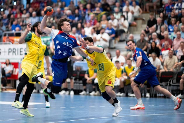 Elias Huber HBW Balingen Weilstetten, 07 , against Philip Jungemann VFL Eintracht Hagen, 25 , HBW Balingen Weilstetten vs VFL Eintracht Hagen, Handball, 2 Bundesliga, 33 Matchday, Season 2025 2026, 23 05 2026, Eibner Pressefoto Andreas Ulmer HBW Balingen Weilstetten vs VFL Eintracht Hagen, Handball, 2 Bundesliga, 33 Matchday, Season 2025 2026, 23 05 2026, Balingen Copyright: xEibner-Pressefoto AndreasxUlmerx EP_AUR