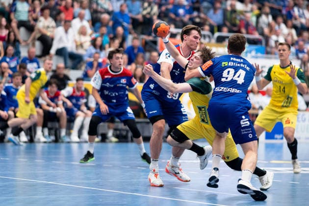 Linus Kutz VFL Eintracht Hagen, 34 , throwing against Georg Pohle HBW Balingen Weilstetten, 94 and Stefan Bauer, HBW Balingen Weilstetten, 99 , HBW Balingen Weilstetten vs VFL Eintracht Hagen, Handball, 2 Bundesliga, 33 Matchday, Season 2025 2026, 23 05 2026, Eibner Pressefoto Andreas Ulmer HBW Balingen Weilstetten vs VFL Eintracht Hagen, Handball, 2 Bundesliga, 33 Matchday, Season 2025 2026, 23 05 2026, Balingen Copyright: xEibner-Pressefoto AndreasxUlmerx EP_AUR