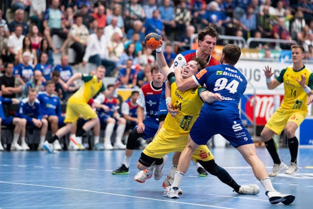 Linus Kutz VFL Eintracht Hagen, 34 , throwing against Georg Pohle HBW Balingen Weilstetten, 94 and Stefan Bauer, HBW Balingen Weilstetten, 99 , HBW Balingen Weilstetten vs VFL Eintracht Hagen, Handball, 2 Bundesliga, 33 Matchday, Season 2025 2026, 23 05 2026, Eibner Pressefoto Andreas Ulmer HBW Balingen Weilstetten vs VFL Eintracht Hagen, Handball, 2 Bundesliga, 33 Matchday, Season 2025 2026, 23 05 2026, Balingen Copyright: xEibner-Pressefoto AndreasxUlmerx EP_AUR