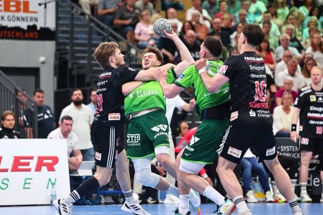 Niklas Theiss HSG Wetzlar, 09 in duel with Christopher Bissel HC Erlangen, 21 GER, HSG Wetzlar vs HC Erlangen, Handball, 1 Bundesliga, Matchday 32, Season 2025 2026, 23 05 2026 GER, HSG Wetzlar vs HC Erlangen, Handball, 1 Bundesliga, Matchday 32, Season 2025 2026, 23 05 2026 Wetzlar Copyright: xEibner-Pressefoto RenexWeissx EP_RWS