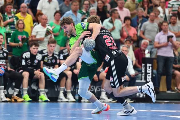 Niklas Theiss HSG Wetzlar, 09 in duel with Christopher Bissel HC Erlangen, 21 GER, HSG Wetzlar vs HC Erlangen, Handball, 1 Bundesliga, Matchday 32, Season 2025 2026, 23 05 2026 GER, HSG Wetzlar vs HC Erlangen, Handball, 1 Bundesliga, Matchday 32, Season 2025 2026, 23 05 2026 Wetzlar Copyright: xEibner-Pressefoto RenexWeissx EP_RWS
