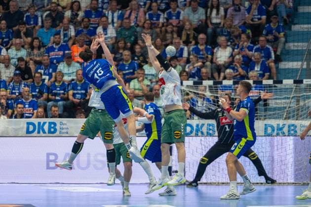 Miro Schluroff, Backcourt, VfL Gummersbach 15 , Malte Semisch, Goalkeeper, TSV GWD Minden 1 , VfL Gummersbach vs TSV GWD Minden, Daikin Handball Bundesliga, Men , Matchday 30, 23 05 2026 Gummersbach NRW Germany Copyright: xkolbert-press MartinxWdziecznyx