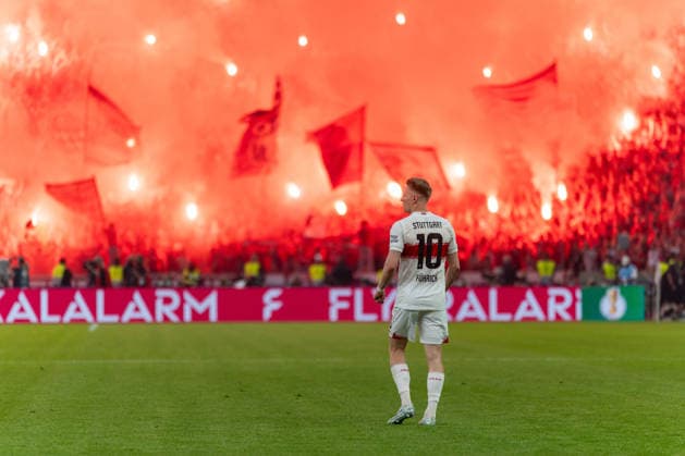 Chris Fuehrich VfB Stuttgart, 10 , behind Pyrotechnics Bengalo Fans Ultras FC Bayern Muenchen, GER, FC Bayern Muenchen vs VfB Stuttgart, Football, Men, DFB Pokal, Final, Season 2025 2026, 23 05 2026 DFL REGULATES PROHIBIT ANY USE OF PHOTOGRAPHS AS IMAGE SEQUENCES AND OR QUASI VIDEO GER, FC Bayern Muenchen vs VfB Stuttgart, Football, Men, DFB Pokal, Final, Season 2025 2026, 23 05 2026 Berlin Copyright: xEibner-Pressefoto MaxxVincenx EP_MVN