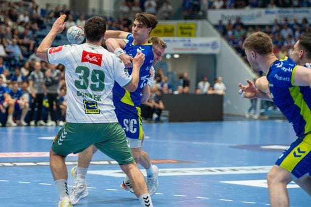Malte Donker, Backcourt, TSV GWD Minden 39 , Miro Schluroff, Backcourt, VfL Gummersbach 15 , VfL Gummersbach vs TSV GWD Minden, Daikin Handball Bundesliga, Men , Matchday 30, 23 05 2026 Gummersbach NRW Germany Copyright: xkolbert-press MartinxWdziecznyx