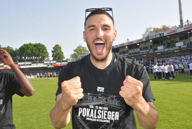 23 05 2026, GER, Football, Association Cup Westfalenpokal, Season 2025 2026, Final, Sportclub Arena, Verl SC Verl SF Lotte 3 0 Closing cheer SC Verl Oualid Mhamdi SC Verl , Action, single image, cross, facial expression, gesture, cheer, cheer, joy, rejoice