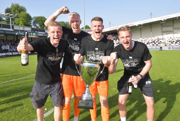 23 05 2026, GER, Football, Association Cup Westfalenpokal, Season 2025 2026, Final, Sportclub Arena, Verl SC Verl SF Lotte 3 0 Final cheer SC Verl Marlon Zacharias, Fabian Pekruhl, Philipp Schulze and goalkeeper coach Fynn Müller all SC Verl, v L with the Westfalenpokal, action, single picture, cross, facial expression, gesture, cheer, cheer, joy, rejoice