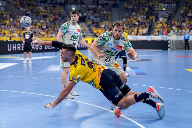 from left Jannik Kohlbacher RNL, 80 , Albin Lagergren SCM, 21 , Action, Action, Game scene, 24 05 2026, Mannheim Germany , Handball, Bundesliga, Rhein Neckar Löwen SC Magdeburg xozx
