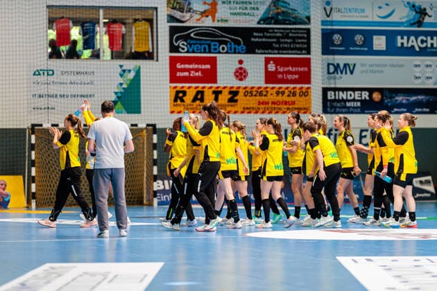 The Borussia Dortmund team runs onto the pitch to warm up GER, HSG Blomberg Lippe vs Borussia Dortmund, Handball, 1 Bundesliga Women, Play Offs, Final, Match 2, 24 05 2026 GER, HSG Blomberg Lippe vs Borussia Dortmund, Handball, 1 Bundesliga Women, Play Offs, Final, Match 2, 24 05 2026 Blomberg Copyright: xEibner-Pressefoto JanxRollingerx EP_JSK