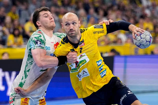 from left Elvar Örn Jonsson SCM, 19 , Lukas Sandell RNL, 11 , duel, duel, tackle, tackling, dynamics, action, action, 24 05 2026, Mannheim Germany , Handball, Bundesliga, Rhein Neckar Löwen SC Magdeburg xozx