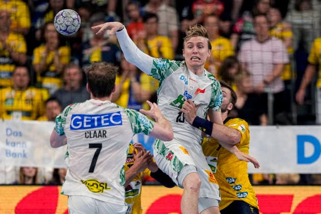 from left Felix Claar SCM, 7 , Gisli Thorgeir Kristjansson SCM, 10 , Steven Plucnar Jacobsen RNL, 9 , duel, duel, tackle, tackling, dynamics, action, action, 24 05 2026, Mannheim Germany , Handball, Bundesliga, Rhein Neckar Löwen SC Magdeburg xozx