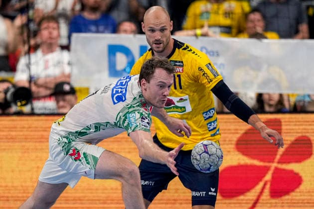v li Felix Claar SCM, 7 , Lukas Sandell RNL, 11 , duel, duel, tackle, tackling, dynamics, action, action, 24 05 2026, Mannheim Germany , Handball, Bundesliga, Rhein Neckar Löwen SC Magdeburg xozx