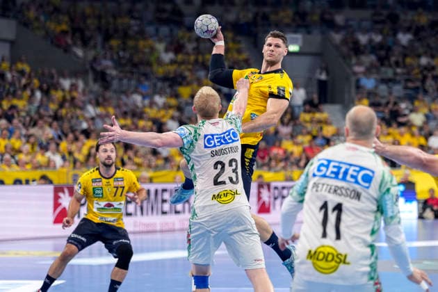from left Dani Baijens RNL, 77 , Magnus Saugstrup SCM, 23 , Sebastian Heymann RNL, 13 on the ball, Daniel Pettersson SCM, 11 , during jump shot, throw, goal shot, action, action, game scene, 24 05 2026, Mannheim Germany , Handball, Bundesliga, Rhein Neckar Löwen SC Magdeburg xozx