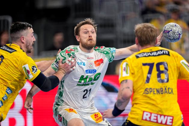from left Jannik Kohlbacher RNL, 80 , Albin Lagergren SCM, 21 , Edwin Aspenbäck RNL, 78 , duel, duel, tackle, tackling, dynamics, action, action, 24 05 2026, Mannheim Germany , Handball, Bundesliga, Rhein Neckar Löwen SC Magdeburg xozx