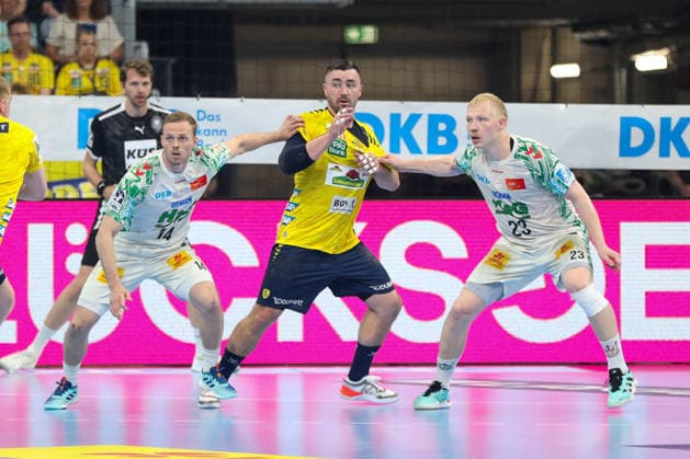 24 05 2026, xgox, Handball Daikin HBL Rhein Neckar Löwen SC Magdeburg emspor, v l Omar Ingi Magnusson Magdeburg, 14 , Jannik Kohlbacher Rhein Neckar Loewen, 80 , Magnus Saugstrup Magdeburg, 23 duel, duel, fight, tackle Mannheim
