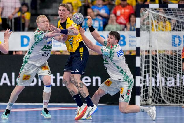 from left Magnus Saugstrup SCM, 23 , Edwin Aspenbäck RNL, 78 , Elvar Örn Jonsson SCM, 19 , duel, duel, tackle, tackling, dynamics, action, action, 24 05 2026, Mannheim Germany , Handball, Bundesliga, Rhein Neckar Löwen SC Magdeburg xozx