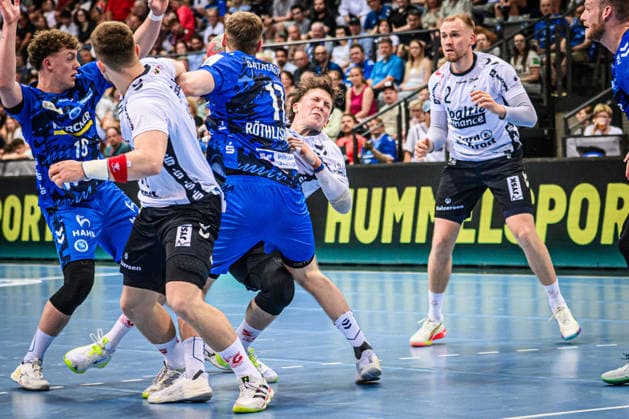 Lasse Moller SG Flensburg Handewitt, 64 tries to get past Samuel Roethlisberger TVB Stuttgart, 17, re still Simon Pytlick SG Flensburg Handewitt, 02 GER, TVB Stuttgart SG Flensburg Handewitt, DAIKIN HBL, Handball, Bundesliga, Matchday 32, Season 2025 2026, 24 05 2026 GER, TVB Stuttgart SG Flensburg Handewitt, DAIKIN HBL, Handball, Bundesliga, Matchday 32, Season 2025 2026, 24 05 2026 Stuttgart Copyright: xSandyxDinkelackerx EP_SDR