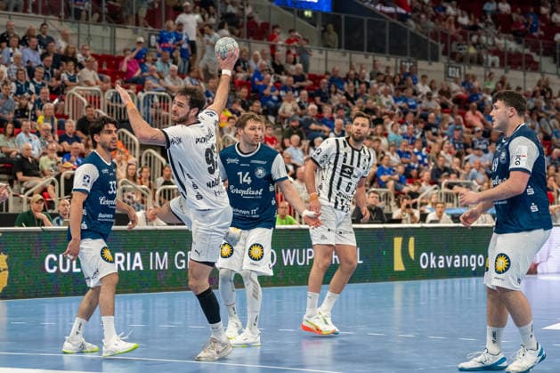Veron Nacinovic THW Kiel, 93 has prevailed against Gerdas Barbarskas Bergischer HC 06, 14 and comes to the throw Bergischer HC vs THW KIel, Handball, DAIKIN HBL, 32 Matchday, Season 2025 2026, 24 05 2026 Bergischer HC vs THW Kiel, Handball, DAIKIN HBL, 32 Matchday, Season 2025 2026, 24 05 2026 Duesseldorf Copyright: xEibner-Pressefoto ThomasxHaeslerx EP_THR