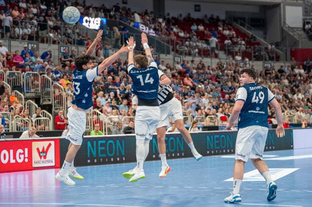 Eloy Morante Maldonado Bergischer HC 06, 33 and Gerdas Barbarskas Bergischer HC 06, 14 desperately brace themselves against Harald Reinkinds throw THW Kiel, 06 Bergischer HC vs THW KIel, Handball, DAIKIN HBL, Matchday 32, Season 2025 2026, 24 05 2026 Bergischer HC vs THW Kiel, Handball, DAIKIN HBL, Matchday 32, Season 2025 2026, 24 05 2026 Duesseldorf Copyright: xEibner-Pressefoto ThomasxHaeslerx EP_THR