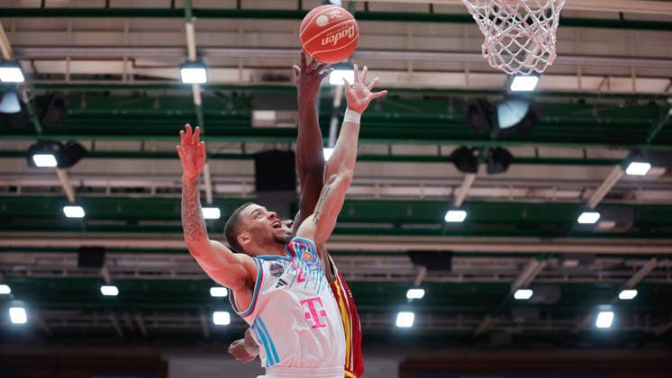 In the picture from left Alijah Comithier Telekom Baskets Bonn, 2 against Johnathan Stove Wuerzburg Baskets, 22 in the rebound duel 24 05 2026, Basketball, Fitness First Wuerzburg Baskets vs Telekom Baskets Bonn, easyCredit BBL Playoffs, 4 Quarterfinals, Germany, 97072, tectake Arena Wuerzburg, Copyright: HMBxMedia xJulienxBecker