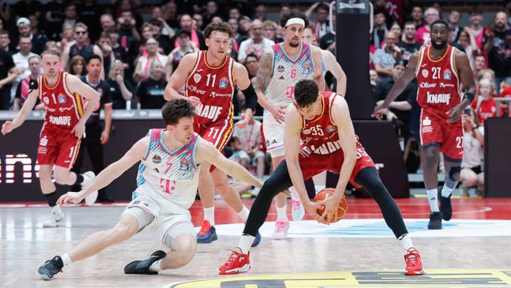 In the picture v li Grayson Murphy Telekom Baskets Bonn, 7 vs Alen Pjanic Wuerzburg Baskets, 35 , steal 24 05 2026, Basketball, Fitness First Wuerzburg Baskets vs Telekom Baskets Bonn, easyCredit BBL Playoffs, 4 Quarterfinals, Germany, 97072, tectake Arena Wuerzburg, Copyright: HMBxMedia xJulienxBecker