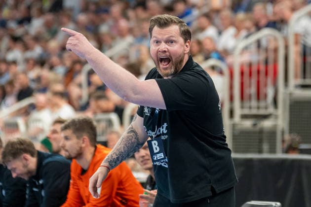 Arnor Thor Gunnarsson Bergischer HC 06, co-coach in discussion with a referee Bergischer HC vs THW KIel, Handball, DAIKIN HBL, Matchday 32, Season 2025 2026, 24 05 2026 Bergischer HC vs THW Kiel, Handball, DAIKIN HBL, Matchday 32, Season 2025 2026, 24 05 2026 Duesseldorf Copyright: xEibner-Pressefoto ThomasxHaeslerx EP_THR
