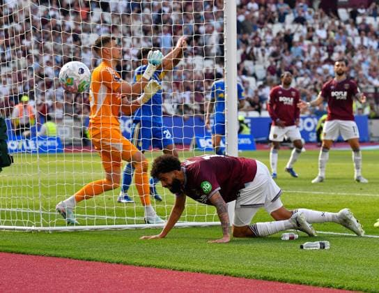 Pablo of West Ham United puts a shot into the side netting West Ham United v Leeds United, Premier League, Football, London Stadium, London, UK - 24 May 2026London London Stadium United Kingdom EDITORIAL USE ONLY No use with unauthorised audio, video, data, fixture lists, club league logos or live services. Online in-match use limited to 120 images, no video emulation. No use in betting, games or single club league player publications. Copyright: xAlanxWalter Shutterstockx 16889881aa