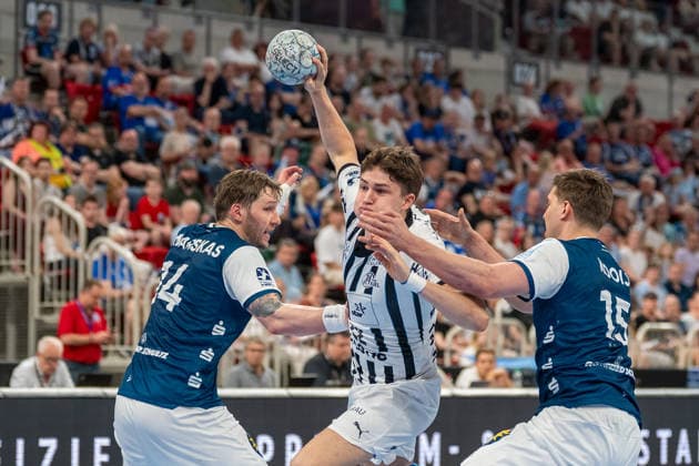 Duel between Gerdas Barbarskas Bergischer HC 06, 14 , Rasmus Ankermann THW Kiel, 22 and Lars Mitchell Kooij Bergischer HC 06, 15 Bergischer HC vs THW KIel, Handball, DAIKIN HBL, Matchday 32, Season 2025 2026, 24 05 2026 Bergischer HC vs THW Kiel, Handball, DAIKIN HBL, Matchday 32, Season 2025 2026, 24 05 2026 Duesseldorf Copyright: xEibner-Pressefoto ThomasxHaeslerx EP_THR