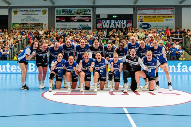 The team of HSG Blomberg Lippe cheers after the end of the game about the 28 27 victory GER, HSG Blomberg Lippe vs Borussia Dortmund, Handball, 1 Bundesliga Women, Play Offs, Final, Game 2, 24 05 2026 GER, HSG Blomberg Lippe vs Borussia Dortmund, Handball, 1 Bundesliga Women, Play Offs, Final, Game 2, 24 05 2026 Blomberg Copyright: xEibner-Pressefoto JanxRollingerx EP_JSK