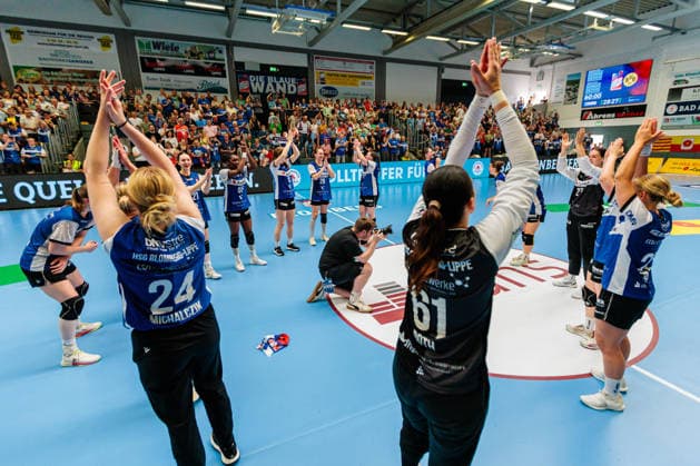 The team of HSG Blomberg Lippe cheers after the end of the game about the 28 27 victory GER, HSG Blomberg Lippe vs Borussia Dortmund, Handball, 1 Bundesliga Women, Play Offs, Final, Game 2, 24 05 2026 GER, HSG Blomberg Lippe vs Borussia Dortmund, Handball, 1 Bundesliga Women, Play Offs, Final, Game 2, 24 05 2026 Blomberg Copyright: xEibner-Pressefoto JanxRollingerx EP_JSK